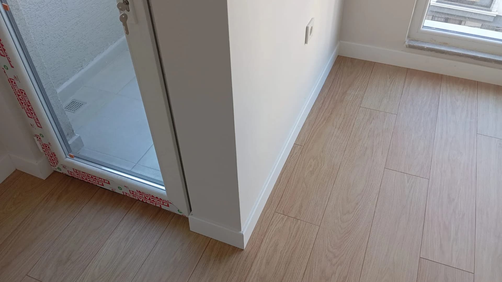 Oda duvar birleşimlerinde genleşme payı bırakılarak döşenen V kanallı derzli parke detayı